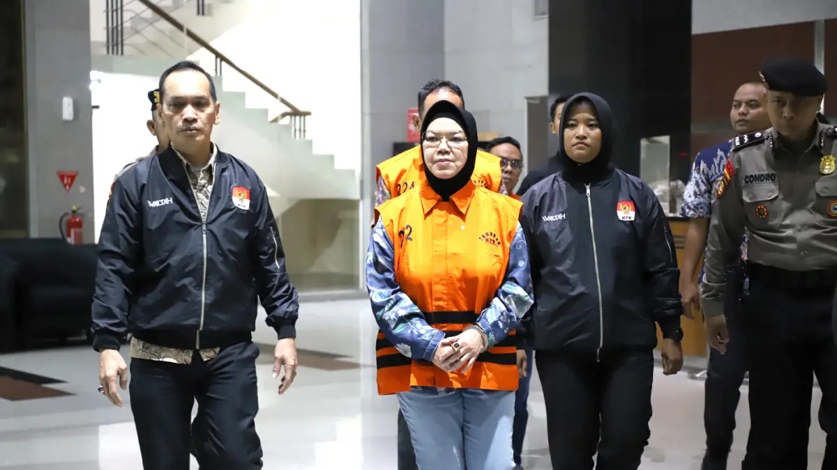 Bupati Sukoharjo Etik Suryani mengenakan rompi tahanan usai menjalani pemeriksaan di Gedung Merah Putih KPK, Jakarta, Sabtu (11/7/2026). (Dery Ridwansah/ JawaPos.com)