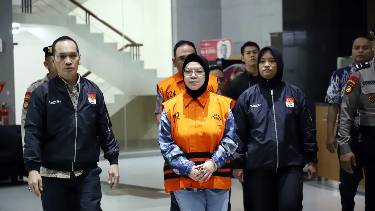 Bupati Sukoharjo Etik Suryani mengenakan rompi tahanan usai menjalani pemeriksaan di Gedung Merah Putih KPK, Jakarta, Sabtu (11/7/2026). (Dery Ridwansah/ JawaPos.com)