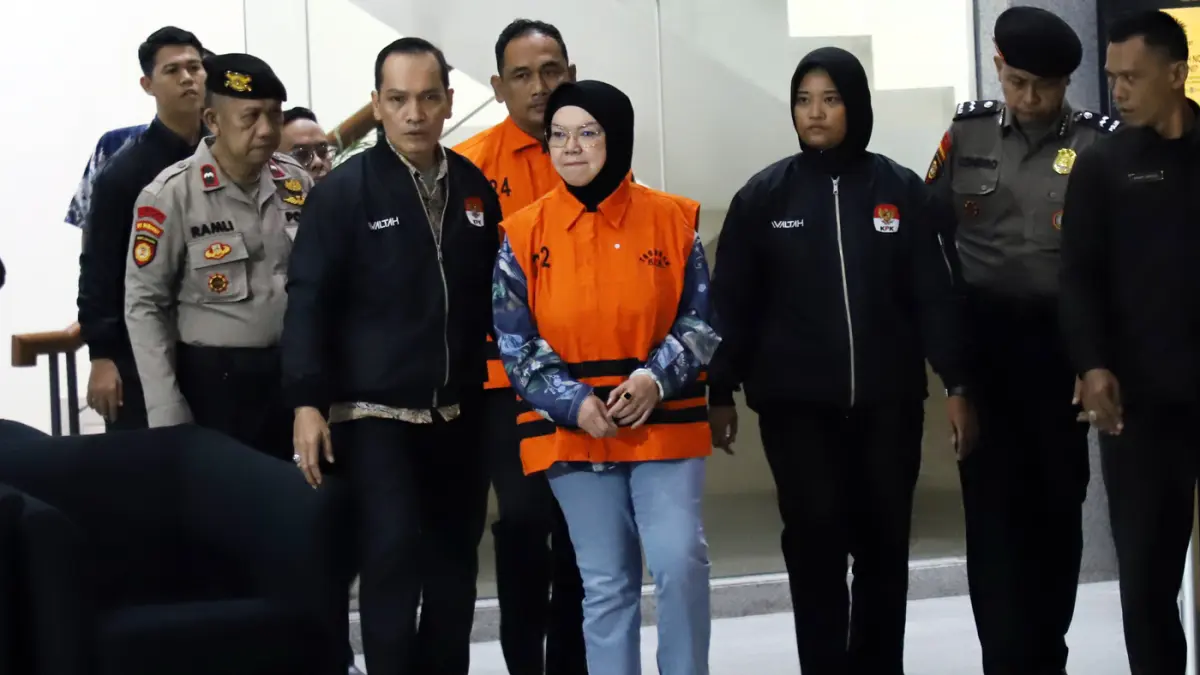 Bupati Sukoharjo Etik Suryani mengenakan rompi tahanan usai menjalani pemeriksaan di Gedung Merah Putih KPK, Jakarta, Sabtu (11/7/2026). (Dery Ridwansah/ JawaPos.com)