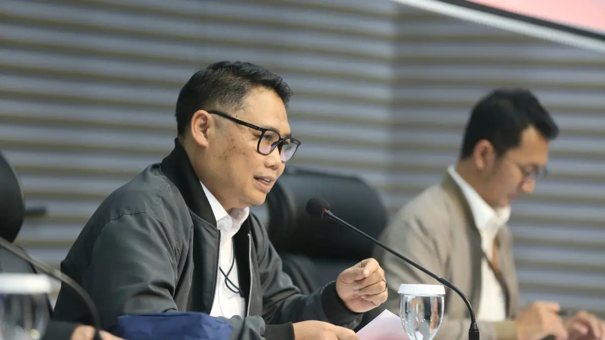 Deputi Penindakan dan Eksekusi KPK Asep Guntur Rahayu menyampaikan keterangan saat konferensi pers operasi tangkap tangan (OTT) Bupati Sukoharjo Etik Suryani di Gedung Merah Putih KPK, Jakarta, Sabtu (11/7/2026). (Dery Ridwansah/ JawaPos.com)