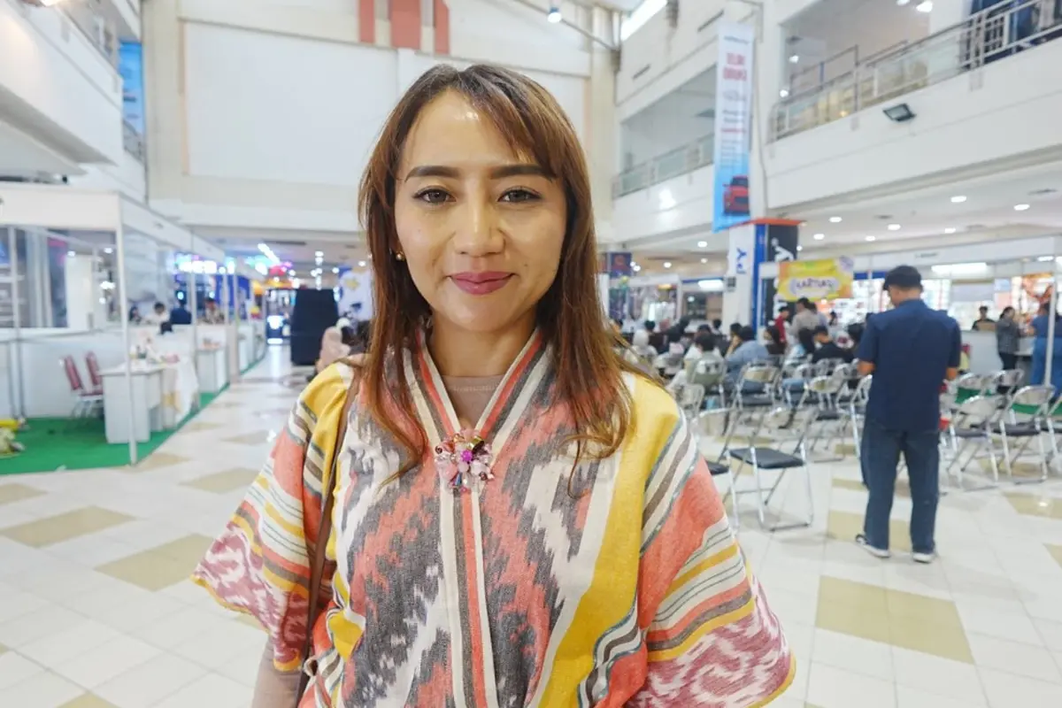 Dosen Perpajakan Politeknik Ubaya sekaligus tim pengajar mata kuliah Kewirausahaan dan Inovasi, Widya Indah Nurmalasari menjelaskan detail program &nbsp;PBL. (Moch. Rizky Pratama Putra/JawaPos.com).