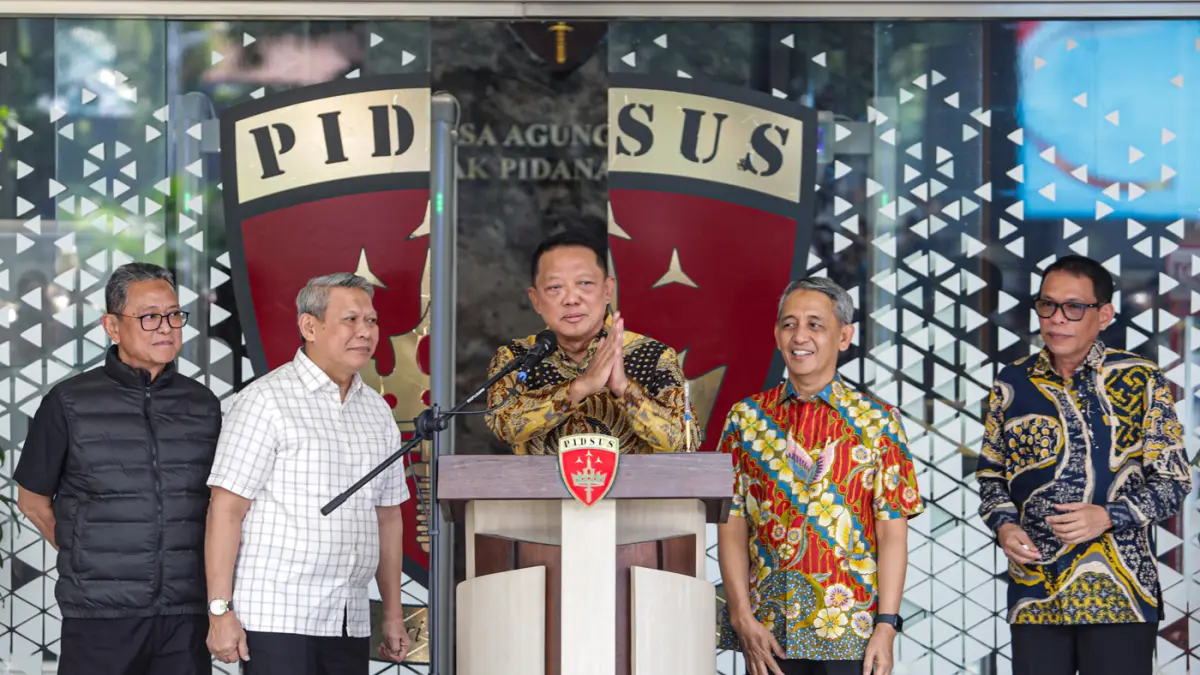 Jaksa Agung Muda Tindak Pidana Khusus (Jampidsus) Febrie Adriansyah (tengah) memberikan keterangan pers di Gedung Bundar, Kejaksaan Agung, Jakarta, Jumat (10/7/2026). (Salman Toyibi/Jawa Pos)
