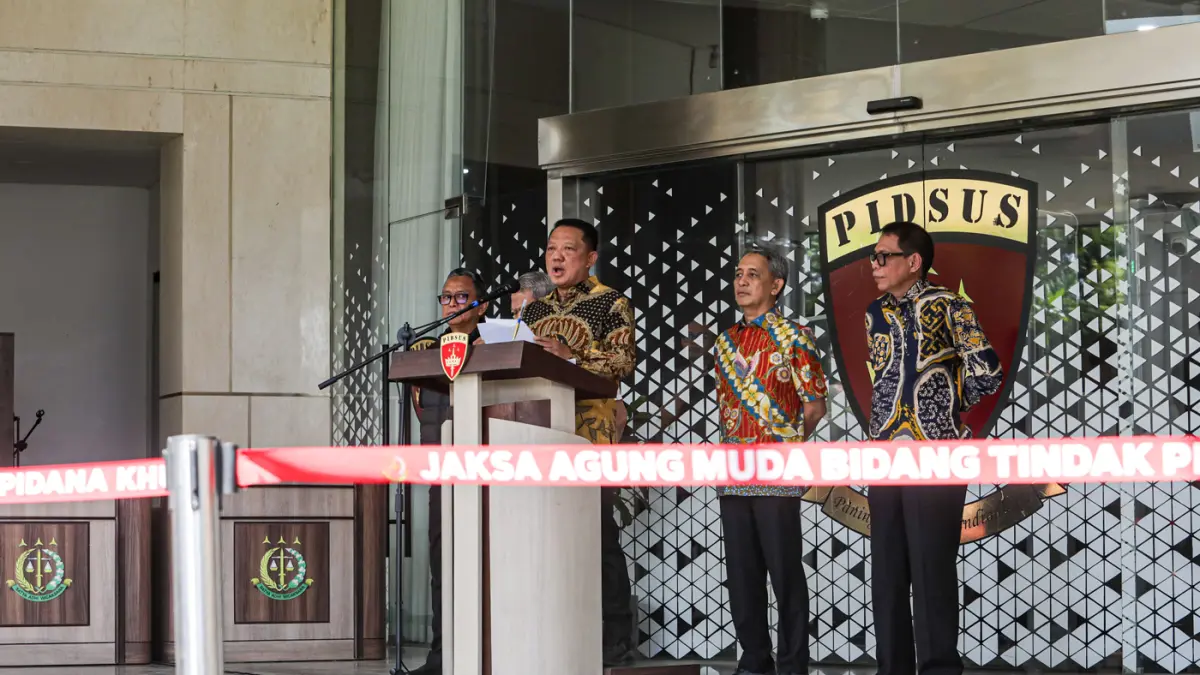 Jaksa Agung Muda Tindak Pidana Khusus (Jampidsus) Febrie Adriansyah (tengah) memberikan keterangan pers di Gedung Bundar, Kejaksaan Agung, Jakarta, Jumat (10/7/2026). (Salman Toyibi/Jawa Pos)