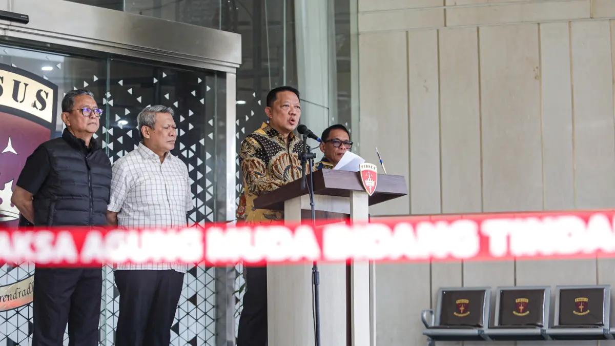 Jaksa Agung Muda Tindak Pidana Khusus (Jampidsus) Febrie Adriansyah (tengah) memberikan keterangan pers di Gedung Bundar, Kejaksaan Agung, Jakarta, Jumat (10/7/2026). (Salman Toyibi/Jawa Pos)