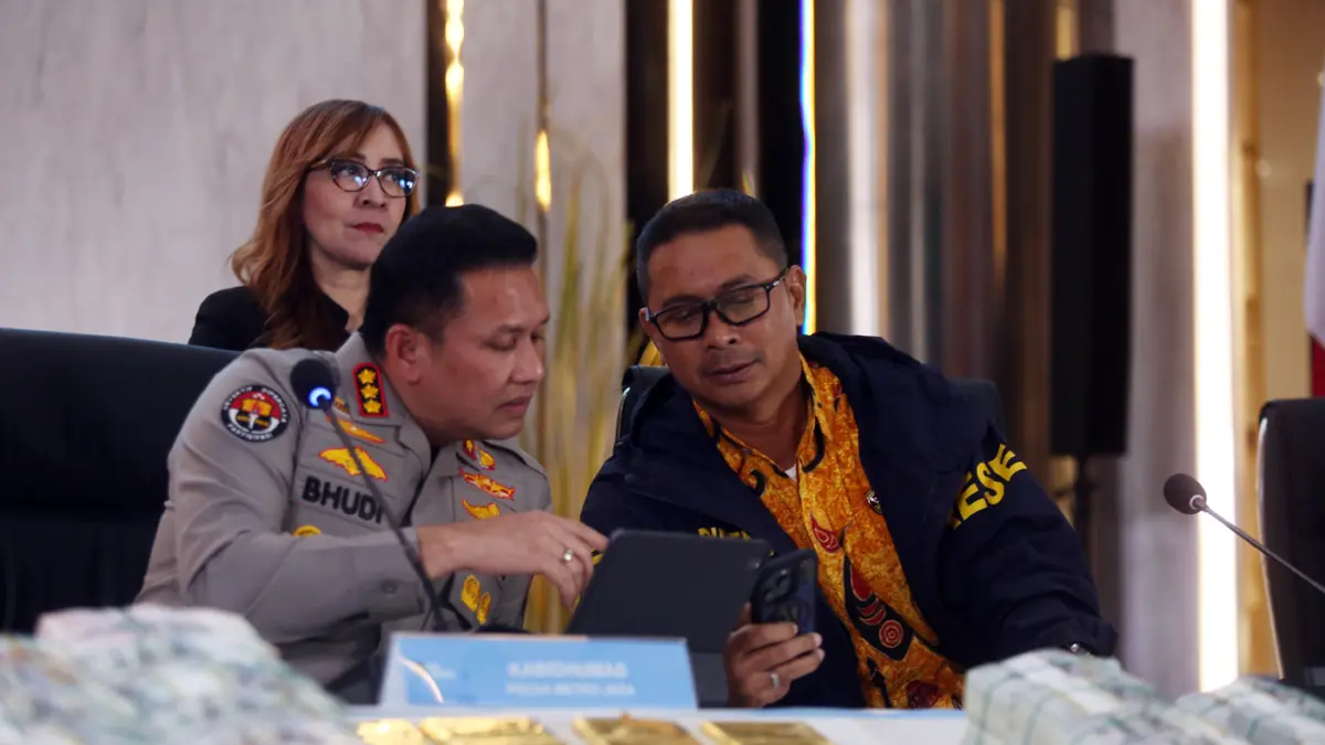 Kepala Bidang Hubungan Masyarakat (Kabid Humas) Polda Metro Jaya Kombes Pol Budi Hermanto (kiri) didampingi Dirreskrimsus Polda Metro Jaya Kombes Pol Victor Dean Mackbon (kanan) menyampaikan keterangan saat konferensi pers di Polda Metro Jaya, Jakarta, Ju