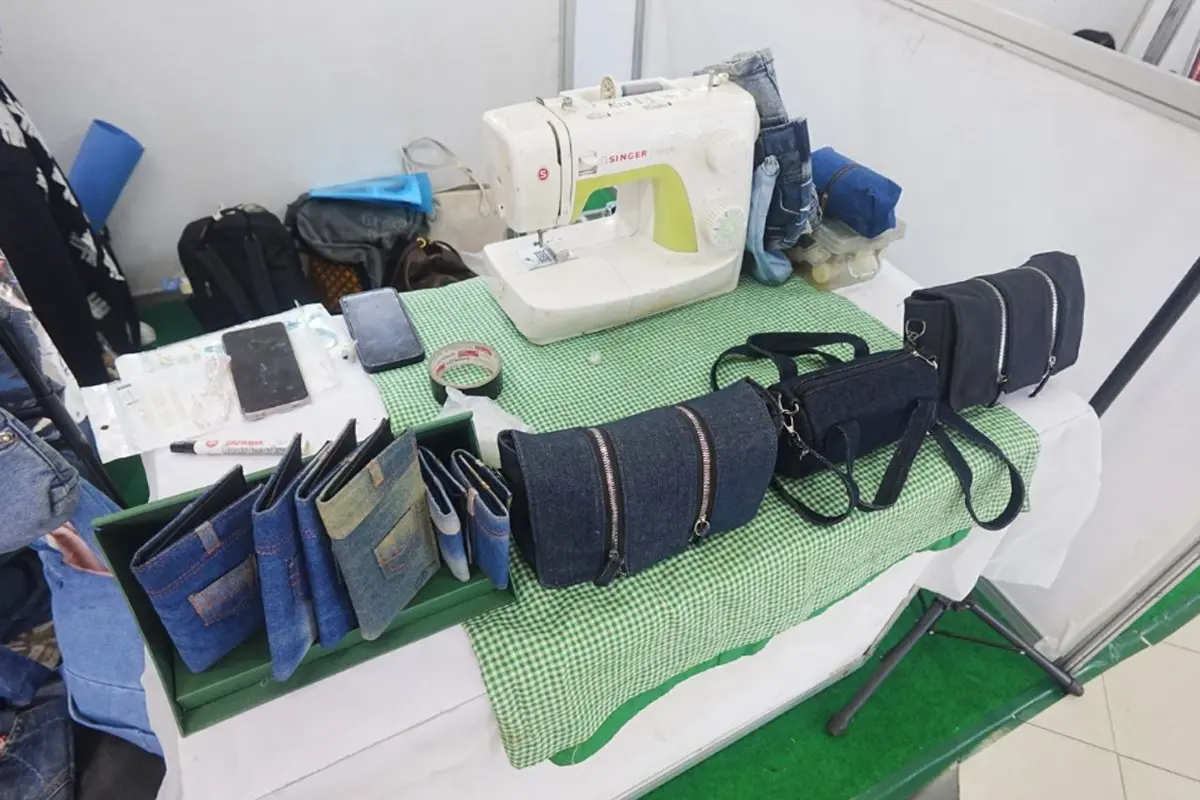 Olahan limbah celana jins bekas menjadi berbagai produk baru yang memiliki nilai jual. (Moch. Rizky Pratama Putra/JawaPos.com)