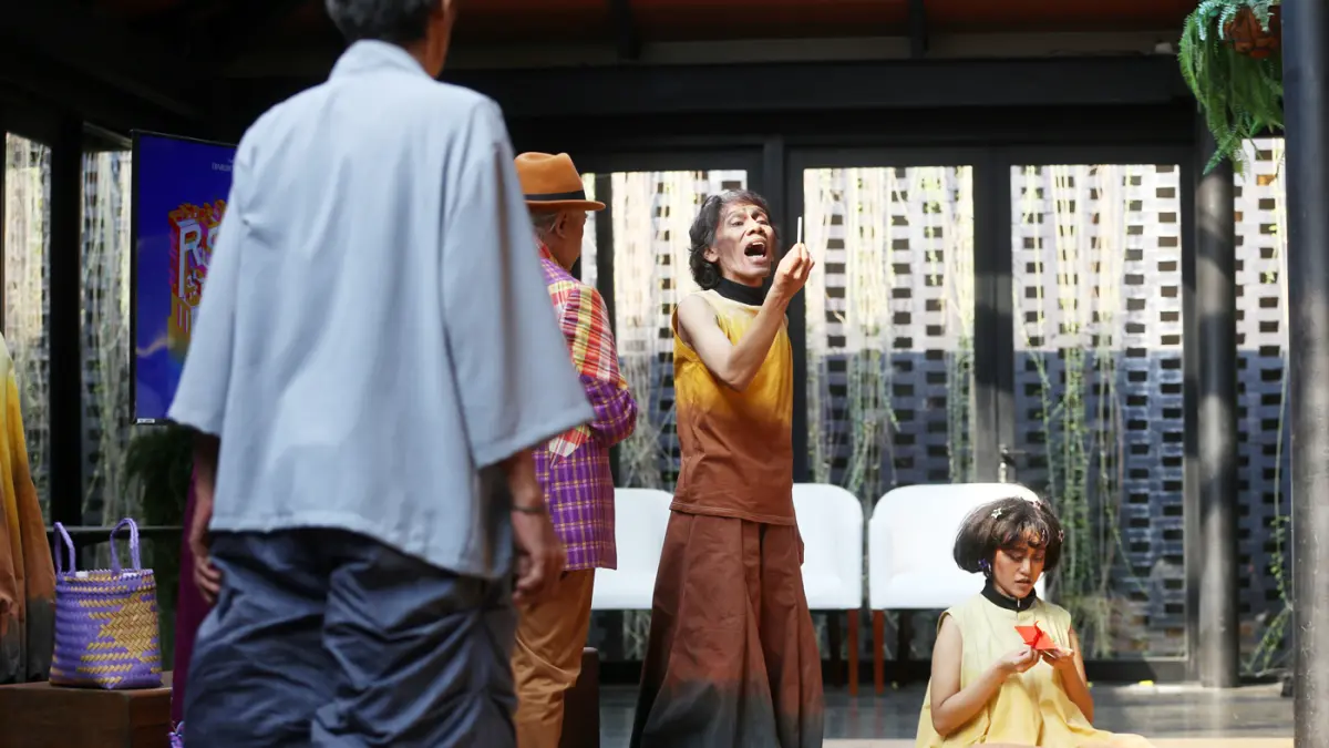 Pemeran Teater Koma mementaskan salah satu adegan pertunjukan teater Rumah Sakit Jiwa saat konferensi pers jelang pertunjukan teater Rumah Sakit Jiwa di Jakarta, Jumat (10/7/2026).