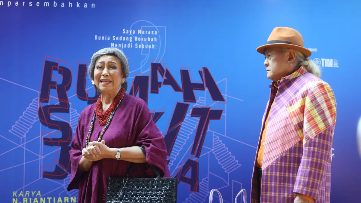 Pemeran Teater Koma mementaskan salah satu adegan pertunjukan teater Rumah Sakit Jiwa saat konferensi pers jelang pertunjukan teater Rumah Sakit Jiwa di Jakarta, Jumat (10/7/2026).