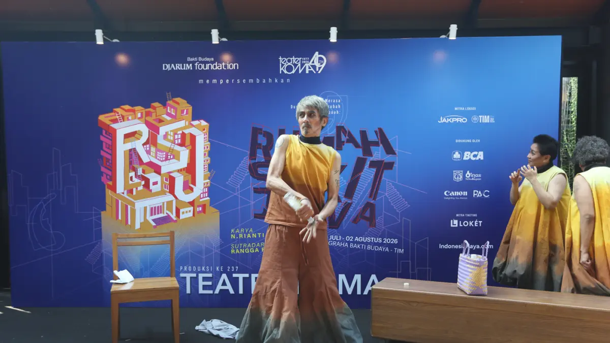 Pemeran Teater Koma mementaskan salah satu adegan pertunjukan teater Rumah Sakit Jiwa saat konferensi pers jelang pertunjukan teater Rumah Sakit Jiwa di Jakarta, Jumat (10/7/2026).