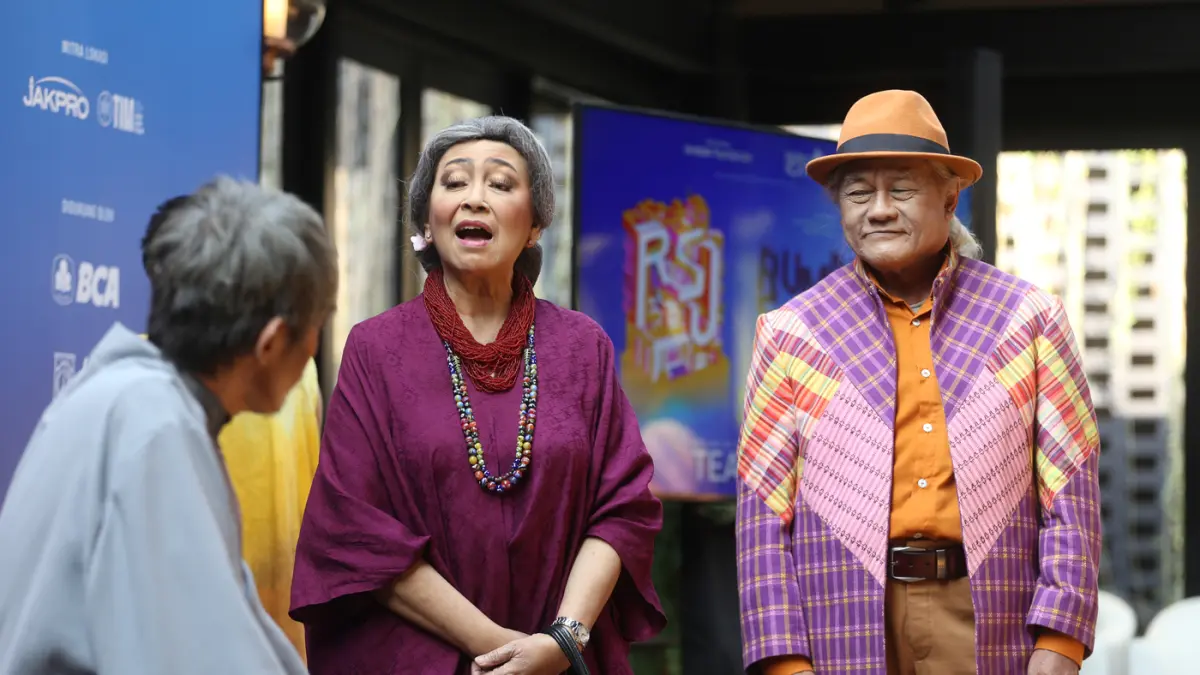 Pemeran Teater Koma mementaskan salah satu adegan pertunjukan teater Rumah Sakit Jiwa saat konferensi pers jelang pertunjukan teater Rumah Sakit Jiwa di Jakarta, Jumat (10/7/2026).