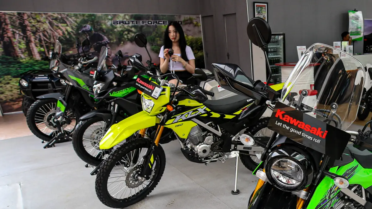 Pengunjung mengamati produk sepeda motor di salah satu stan pada Pekan Raya Jakarta (PRJ) 2026 di JIExpo Kemayoran, Jakarta, Kamis (2/7/2026). (Salman Toyibi/Jawa Pos)