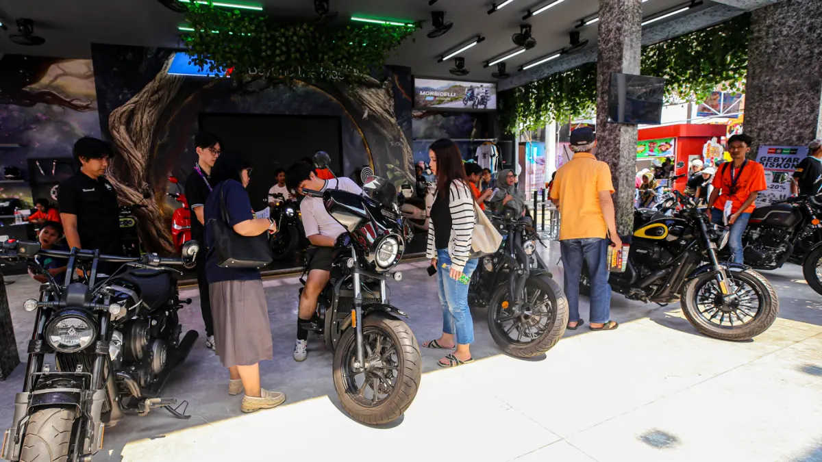 Pengunjung mengamati produk sepeda motor di salah satu stan pada Pekan Raya Jakarta (PRJ) 2026 di JIExpo Kemayoran, Jakarta, Kamis (2/7/2026). (Salman Toyibi/Jawa Pos)