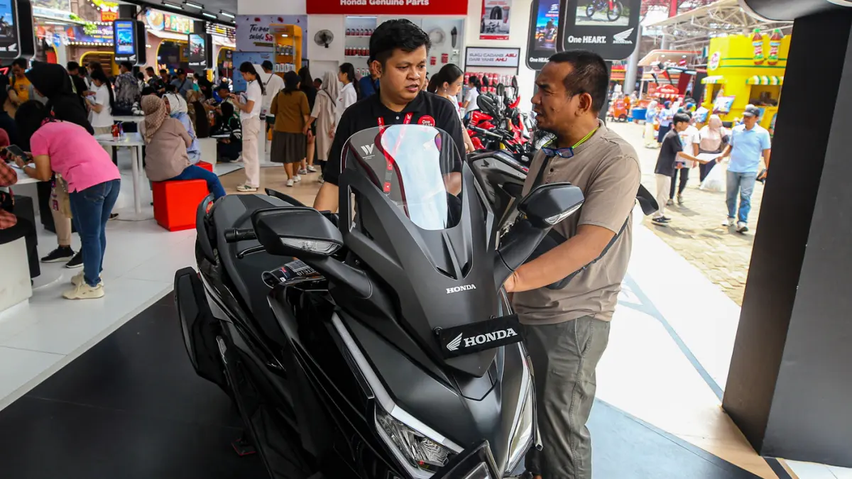 Pengunjung mengamati produk sepeda motor di salah satu stan pada Pekan Raya Jakarta (PRJ) 2026 di JIExpo Kemayoran, Jakarta, Kamis (2/7/2026). (Salman Toyibi/Jawa Pos)