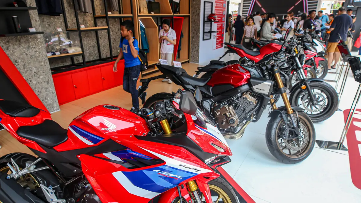 Pengunjung mengamati produk sepeda motor di salah satu stan pada Pekan Raya Jakarta (PRJ) 2026 di JIExpo Kemayoran, Jakarta, Kamis (2/7/2026). (Salman Toyibi/Jawa Pos)