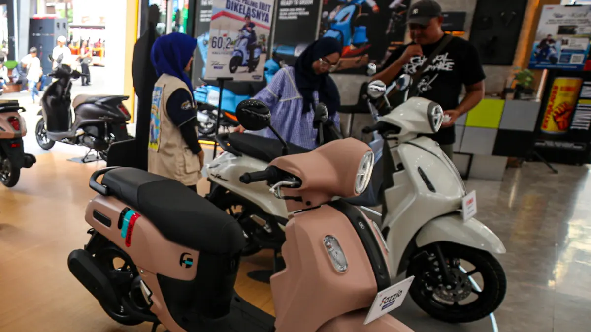 Pengunjung mengamati produk sepeda motor di salah satu stan pada Pekan Raya Jakarta (PRJ) 2026 di JIExpo Kemayoran, Jakarta, Kamis (2/7/2026). (Salman Toyibi/Jawa Pos)