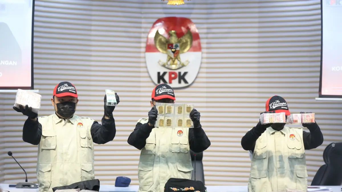 Petugas menunjukan barang bukti saat konferensi pers operasi tangkap tangan (OTT) Bupati Sukoharjo Etik Suryani di Gedung Merah Putih KPK, Jakarta, Sabtu (11/7/2026). (Dery Ridwansah/ JawaPos.com)