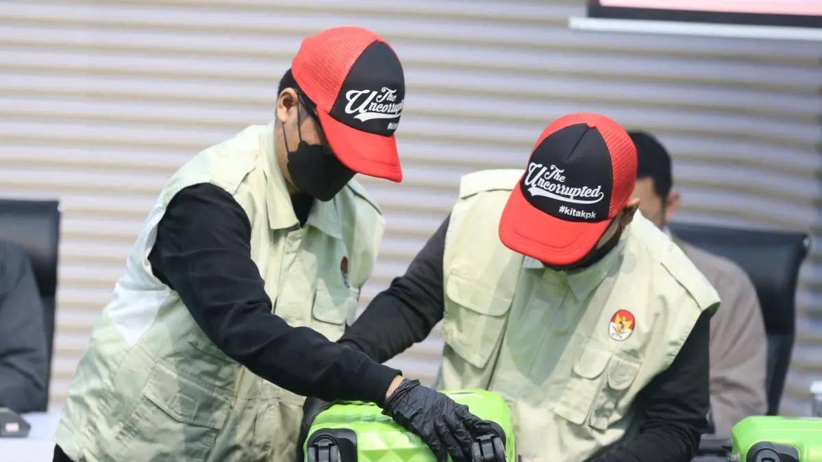 Petugas menunjukan barang bukti saat konferensi pers operasi tangkap tangan (OTT) Bupati Sukoharjo Etik Suryani di Gedung Merah Putih KPK, Jakarta, Sabtu (11/7/2026). (Dery Ridwansah/ JawaPos.com)