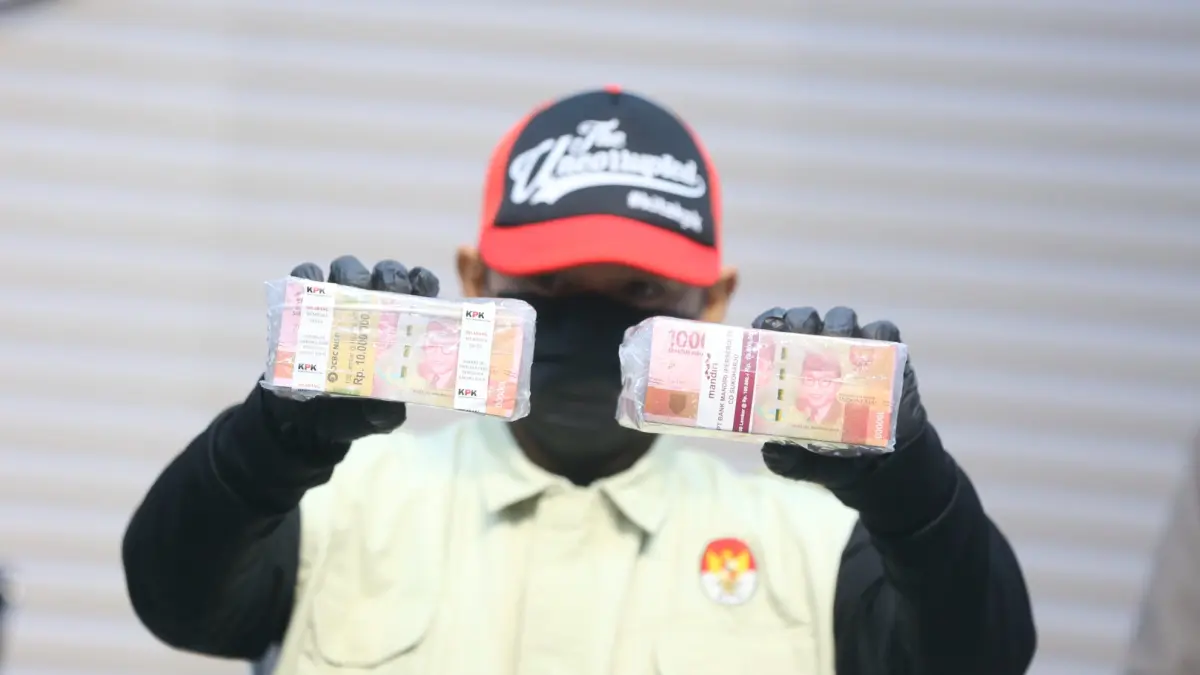Petugas menunjukan barang bukti saat konferensi pers operasi tangkap tangan (OTT) Bupati Sukoharjo Etik Suryani di Gedung Merah Putih KPK, Jakarta, Sabtu (11/7/2026). (Dery Ridwansah/ JawaPos.com)