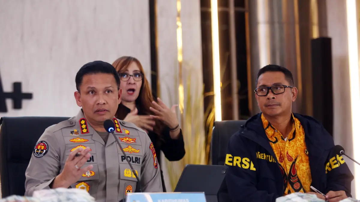 Kepala Bidang Hubungan Masyarakat (Kabid Humas) Polda Metro Jaya Kombes Pol Budi Hermanto (kiri) didampingi Dirreskrimsus Polda Metro Jaya Kombes Pol Victor Dean Mackbon (kanan) menyampaikan keterangan saat konferensi pers di Polda Metro Jaya, Jakarta, Ju