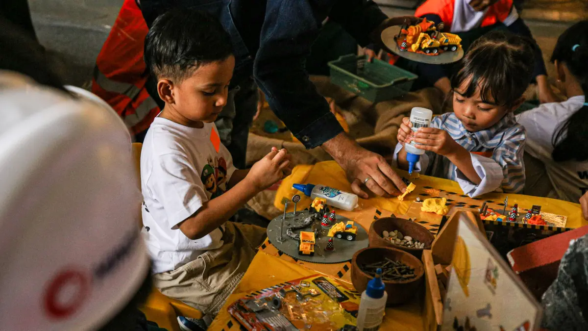 Sejumlah anak bermain wahana alat pertambangan pada acara Junior Miners Fun Fest (JMFF) 2026 di Lippo Mall Kemang, Jakarta, Sabtu (4/7/2026). (Salman Toyibi/Jawa Pos)