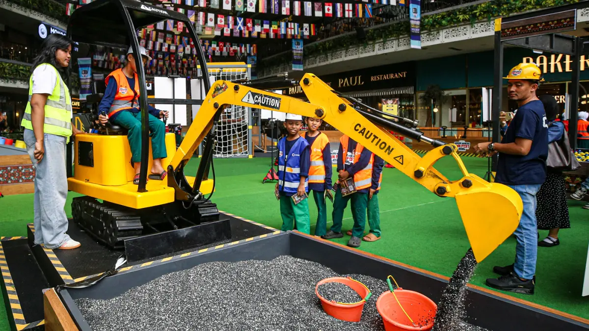 Sejumlah anak bermain wahana alat pertambangan pada acara Junior Miners Fun Fest (JMFF) 2026 di Lippo Mall Kemang, Jakarta, Sabtu (4/7/2026). (Salman Toyibi/Jawa Pos)
