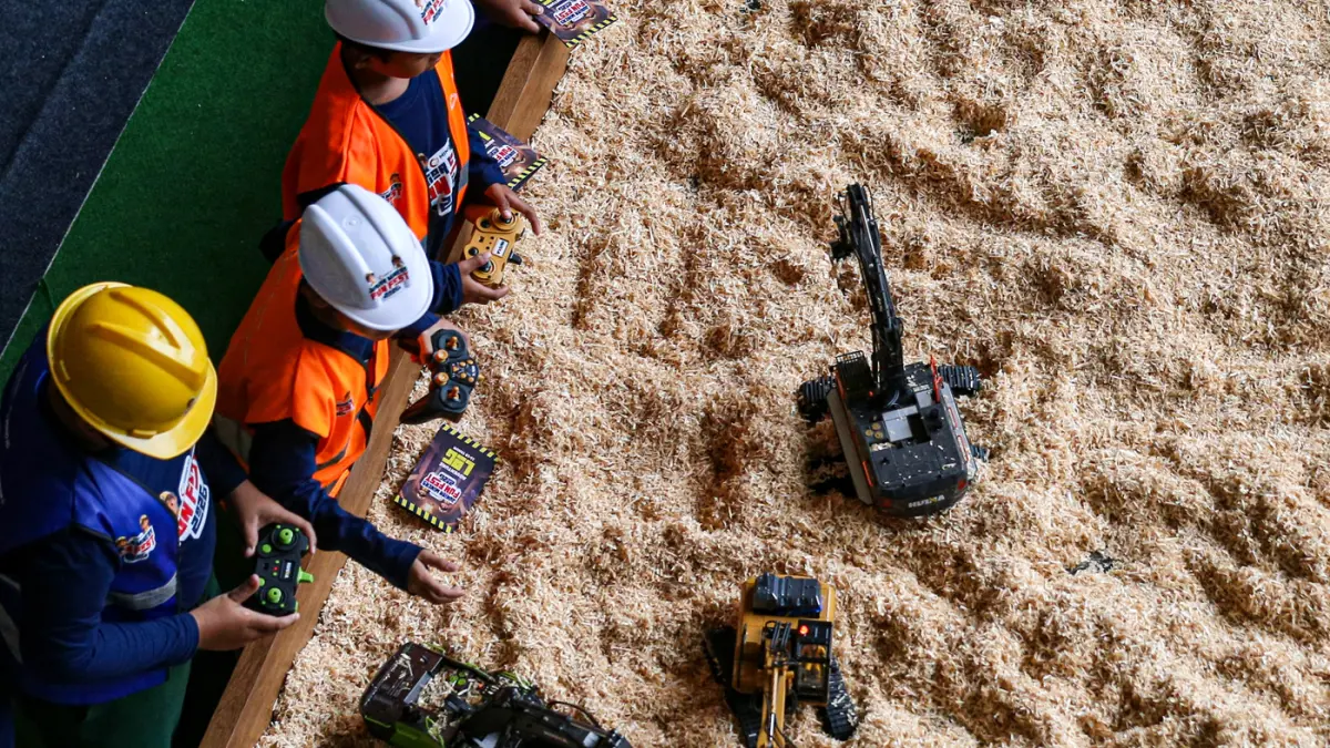 Sejumlah anak bermain wahana alat pertambangan pada acara Junior Miners Fun Fest (JMFF) 2026 di Lippo Mall Kemang, Jakarta, Sabtu (4/7/2026). (Salman Toyibi/Jawa Pos)