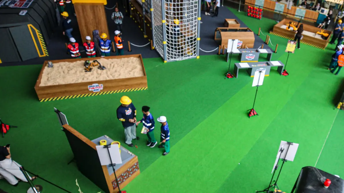 Sejumlah anak bermain wahana alat pertambangan pada acara Junior Miners Fun Fest (JMFF) 2026 di Lippo Mall Kemang, Jakarta, Sabtu (4/7/2026). (Salman Toyibi/Jawa Pos)