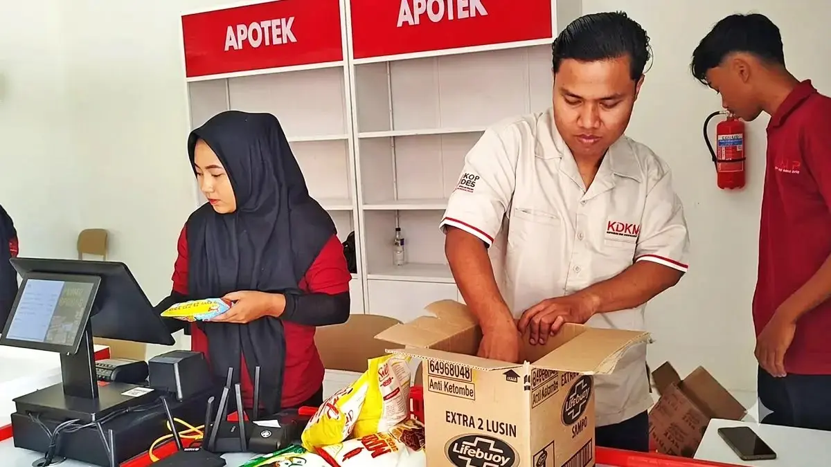 STOK MENIPIS: Uang hasil penjualan di KDMP Blungun rutin disetorkan, tapi sampai sekarang barang belum juga dikirim lagi. (ACHMAD SYAEROYZI/RDR.BJN) - Image