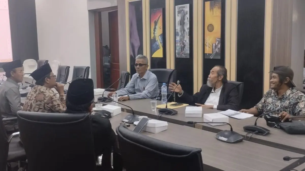 BK DPRD Gresik memanggil pelapor dan terlapor secara terpisah terkait aduan dugaan pelanggaran etik Ketua Komisi II Wongso Negoro, pada Kamis (9/7). (Istimewa) - Image