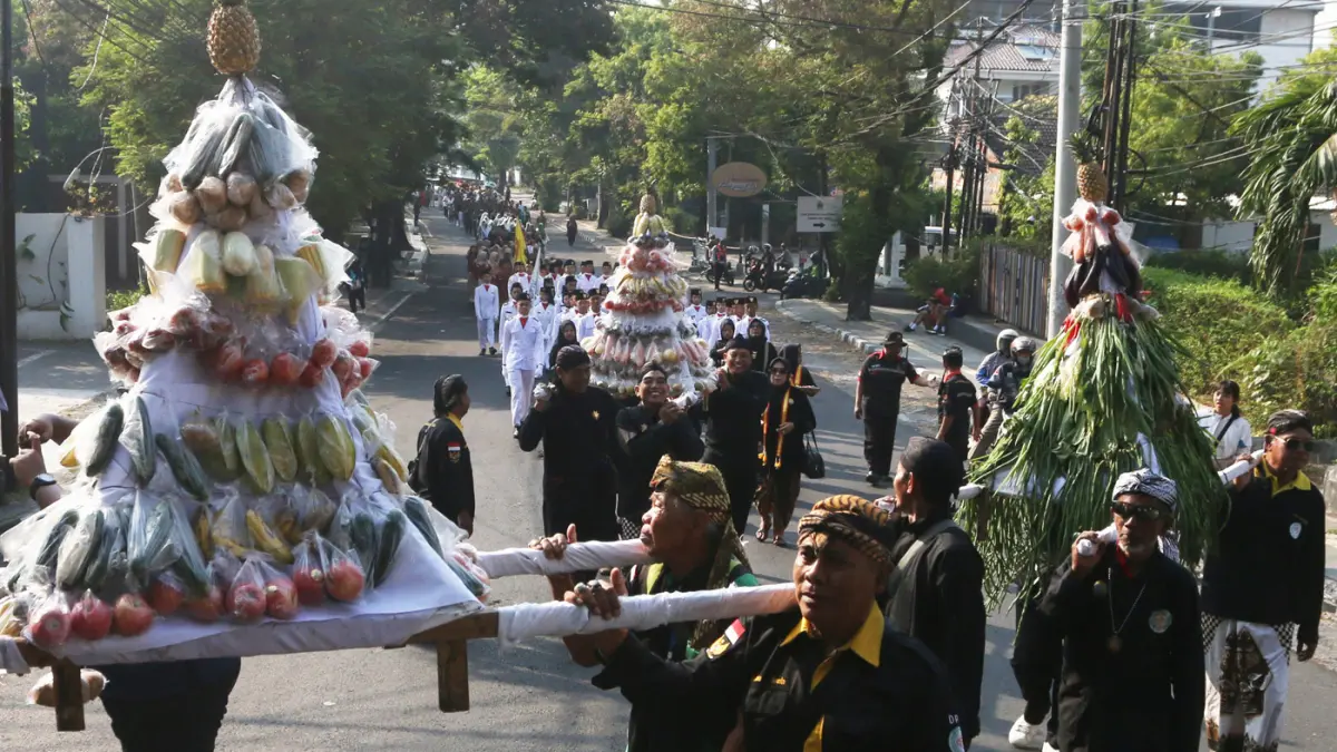 Peserta mengusung gunungan hasil bumi saat mengikuti tradisi kirab budaya Ki Ageng Pandanaran di Semarang, Jawa Tengah, Sabtu (11/7/2026). Tradisi kirab budaya yang diikuti sebanyak 400 peserta dari berbagai jenis elemen masyarakat tersebut dalam rangka m