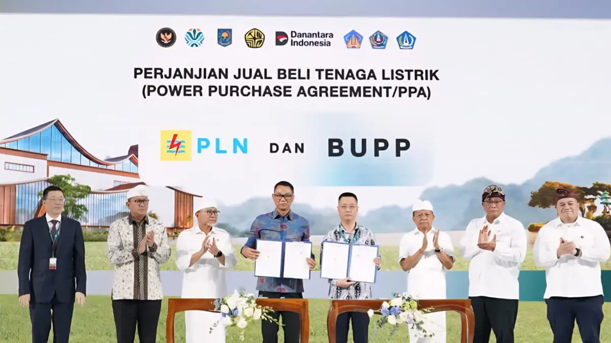 Penandatanganan Perjanjian Jual Beli Listrik dilakukan oleh Direktur Utama PLN (Persero), Darmawan Prasodjo (keempat dari kiri) bersama President Director PT Weiming Nusantara Bali New Energy, Ji Ke Ze (keempat dari kanan) dalam agenda peresmian pembangunan PSEL Bali di Denpasar Selatan disaksikan sejumlah menteri Kabinet Indonesia Bersatu, pada Rabu (8/7). (Istimewa). - Image