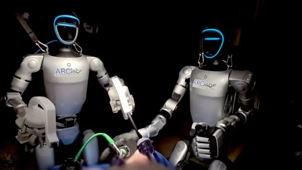 Ahli bedah mengendalikan robot dari jarak jauh untuk menjalankan prosedur operasi / Foto: (New Atlas) - Image