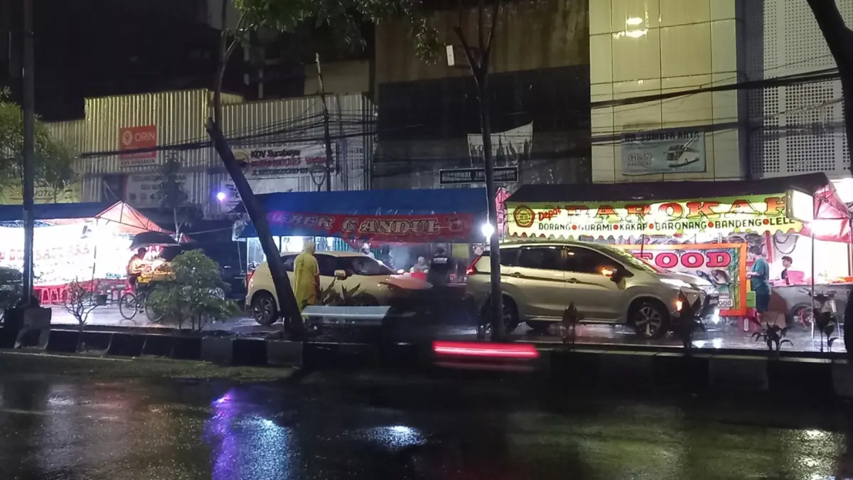 Deretan warung tenda PKL di Jalan Kedungdoro, Tegalsari, Surabaya. (Novia Herawati/ JawaPos.com) - Image