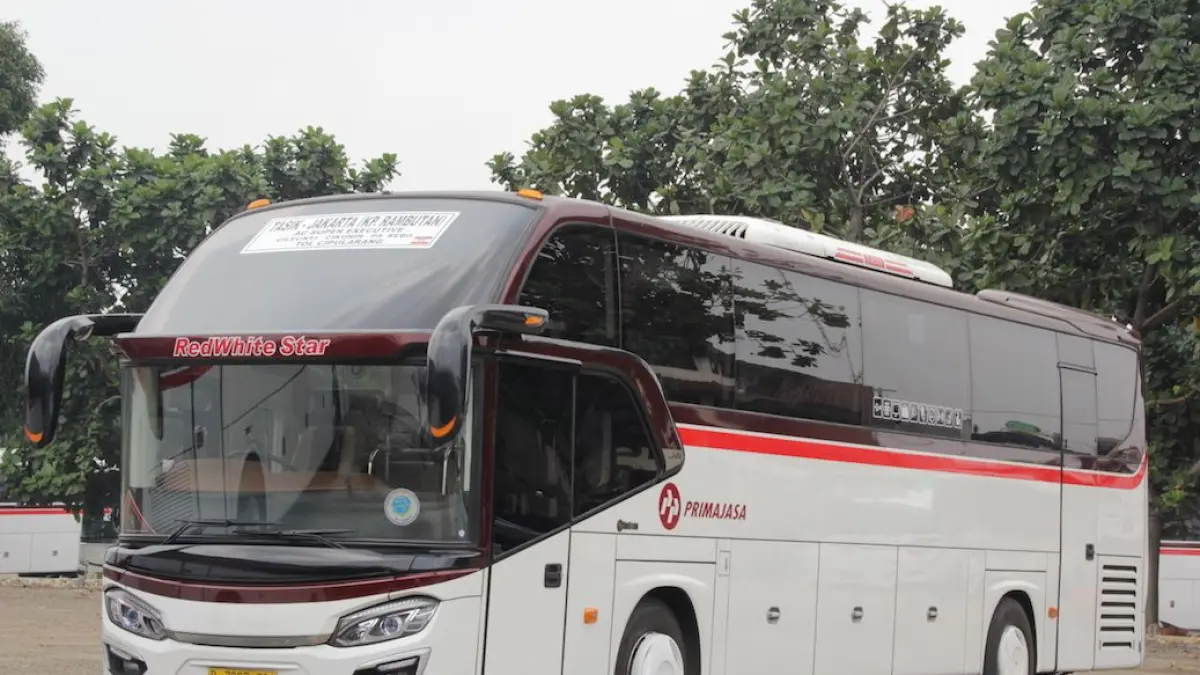 Ilustrasi bus Primajasa, salah satu moda transportasi langganan rute Jakarta-Bandung. (12go) - Image
