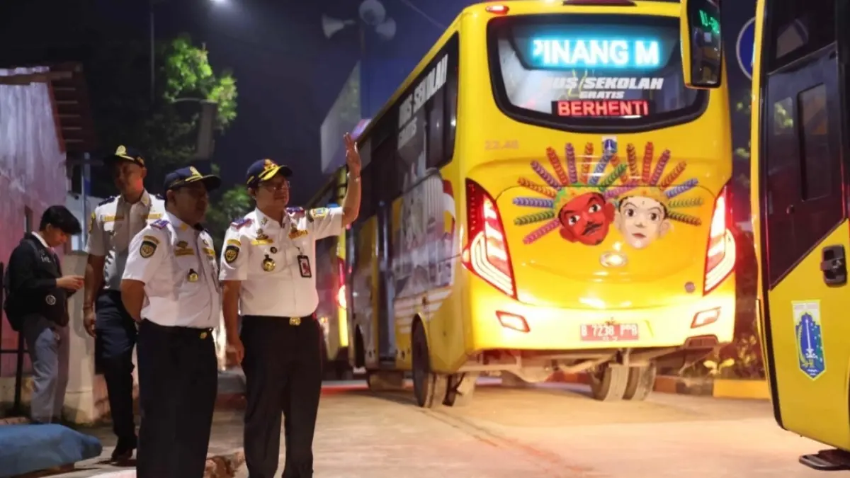 Kepala Dinas Perhubungan Provinsi DKI Jakarta Budi Awaluddin melepas keberangkatan bus sekolah gratis, Senin (13/7). (Istimewa) - Image