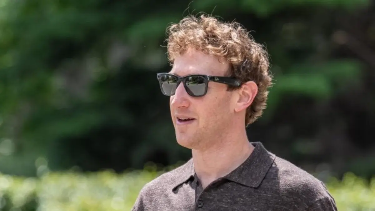 Mark Zuckerberg, CEO Meta Platforms, saat memperkenalkan pengembangan teknologi AI perusahaan / Foto: (Fortune) - Image