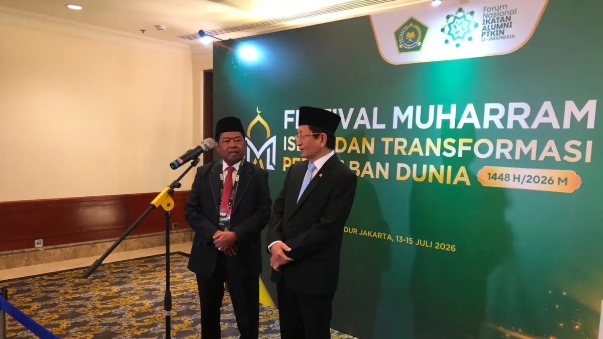 Menag Nasaruddin Umar bersama Ketum IKA PTKIN Idrus Marham menyampaikan keterangan kepada awak media di sela-sela Rakernas di Jakarta pada Senin (13/7). (Sahrul Yunizar/JawaPos.com) - Image
