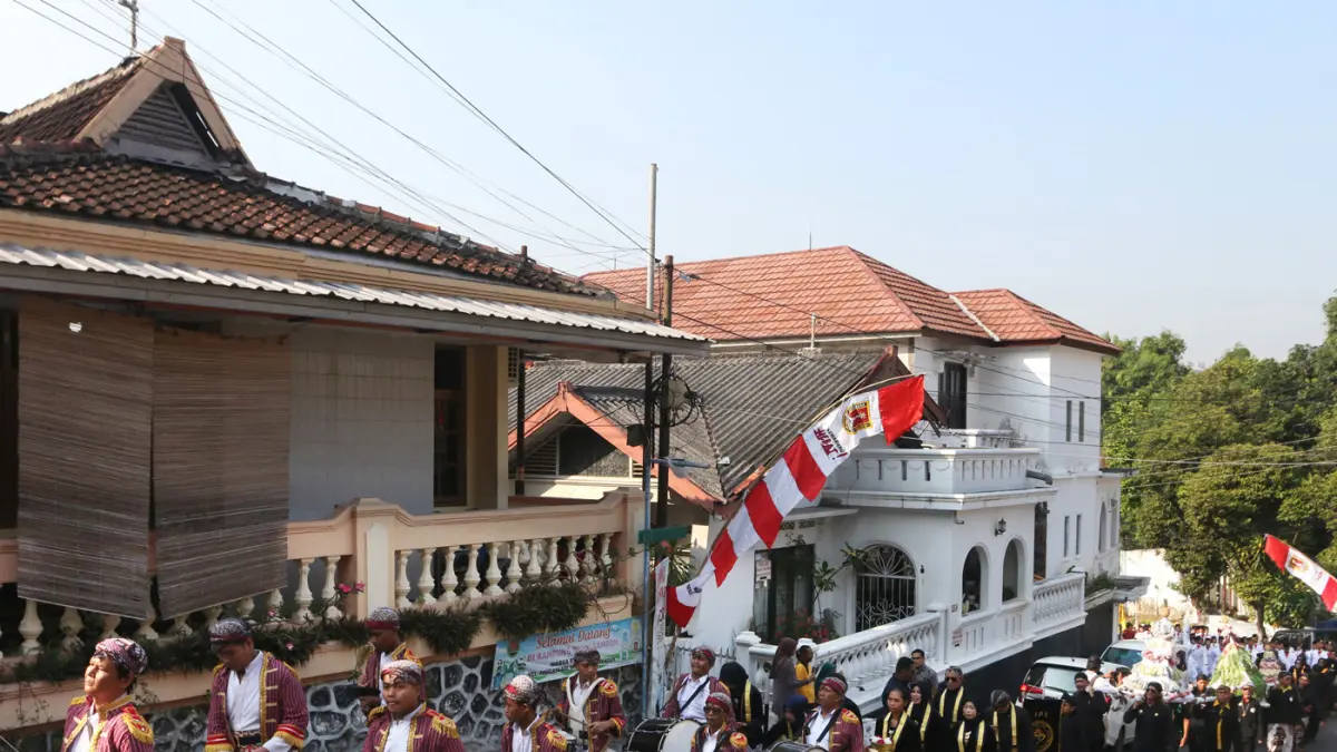 Peserta mengenakan kostum prajurit saat mengikuti tradisi kirab budaya Ki Ageng Pandanaran di Semarang, Jawa Tengah, Sabtu (11/7/2026). (Nur Chamim/Jawa Pos Radar Semarang)