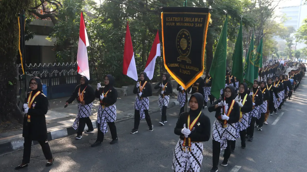 Peserta mengikuti tradisi kirab budaya Ki Ageng Pandanaran di Semarang, Jawa Tengah, Sabtu (11/7/2026). (Nur Chamim/Jawa Pos Radar Semarang)