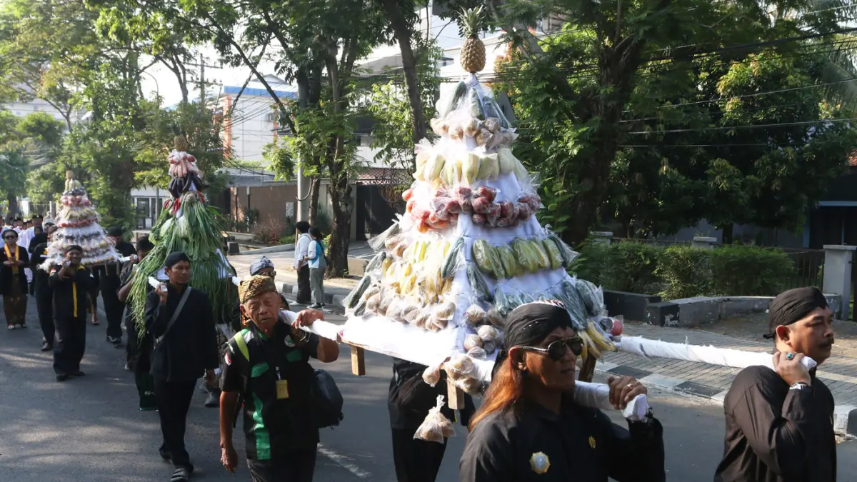 Peserta mengikuti tradisi kirab budaya Ki Ageng Pandanaran di Semarang, Jawa Tengah, Sabtu (11/7/2026). (Nur Chamim/Jawa Pos Radar Semarang)