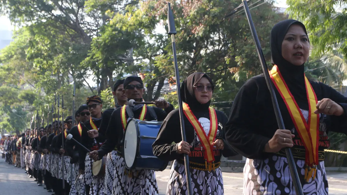 Peserta mengikuti tradisi kirab budaya Ki Ageng Pandanaran di Semarang, Jawa Tengah, Sabtu (11/7/2026). (Nur Chamim/Jawa Pos Radar Semarang)