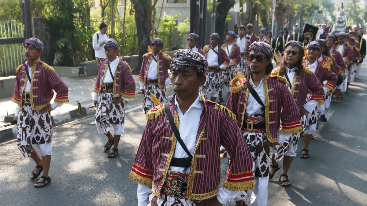 Peserta mengikuti tradisi kirab budaya Ki Ageng Pandanaran di Semarang, Jawa Tengah, Sabtu (11/7/2026). (Nur Chamim/Jawa Pos Radar Semarang)