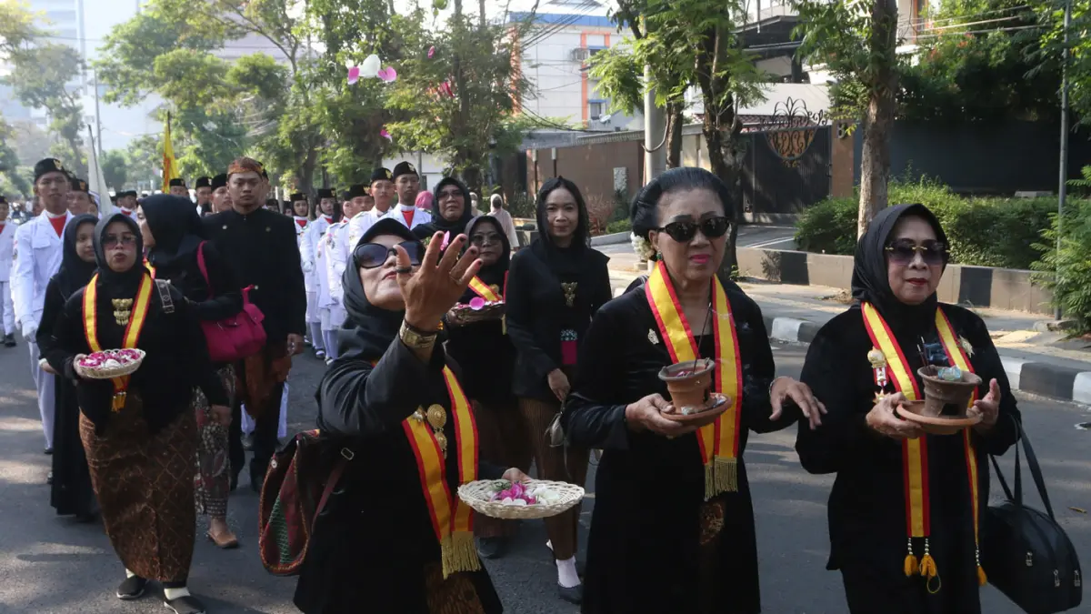 Peserta mengikuti tradisi kirab budaya Ki Ageng Pandanaran di Semarang, Jawa Tengah, Sabtu (11/7/2026). (Nur Chamim/Jawa Pos Radar Semarang)