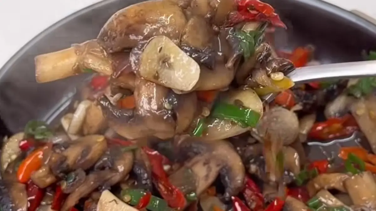 Potret tumis jamur kancing pedas yang sederhana dan mudah dibuat. (Sumber: instagram.com/@adelscooking) - Image