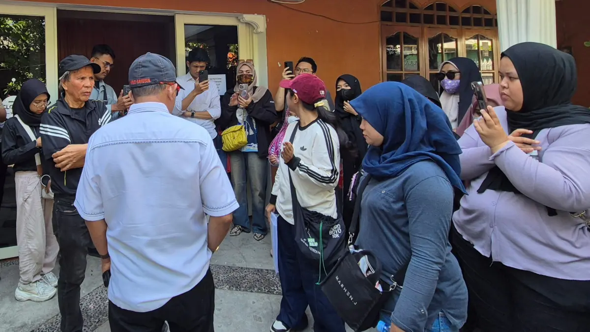Puluhan korban dugaan penipuan jastip konser BTS dan paket trip ke luar negeri, menggeruduk kantor CV Uniality Tour and Travel di Surabaya, Senin (13/7). (Novia Herawati/JawaPos.com) - Image