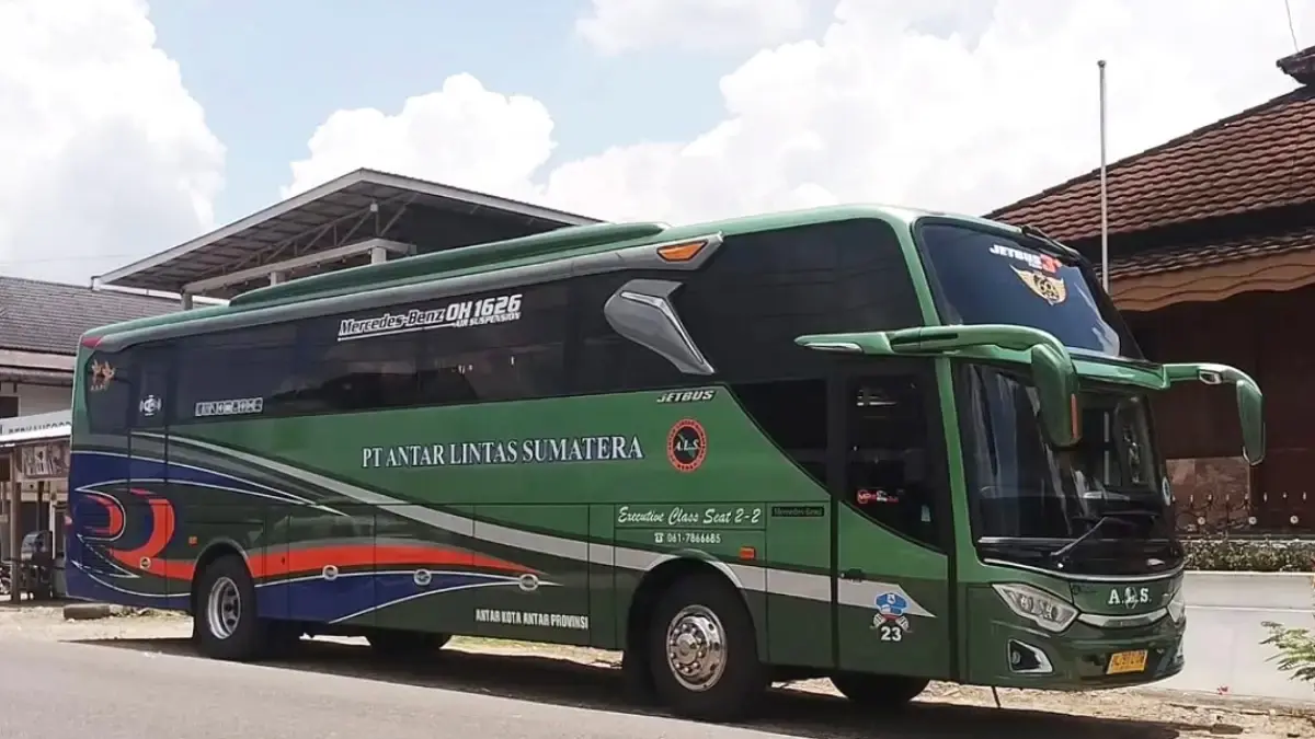 Salah satu armada bus ALS yang melayani rute Bogor-Jakarta-Medan PP. Bus ini menggunakan mesin Mercedes-Benz OH 1626 yang dipadukan dengan bodi Jetbus 3 dari karoseri Adi Putro. (Instagram ALS) - Image