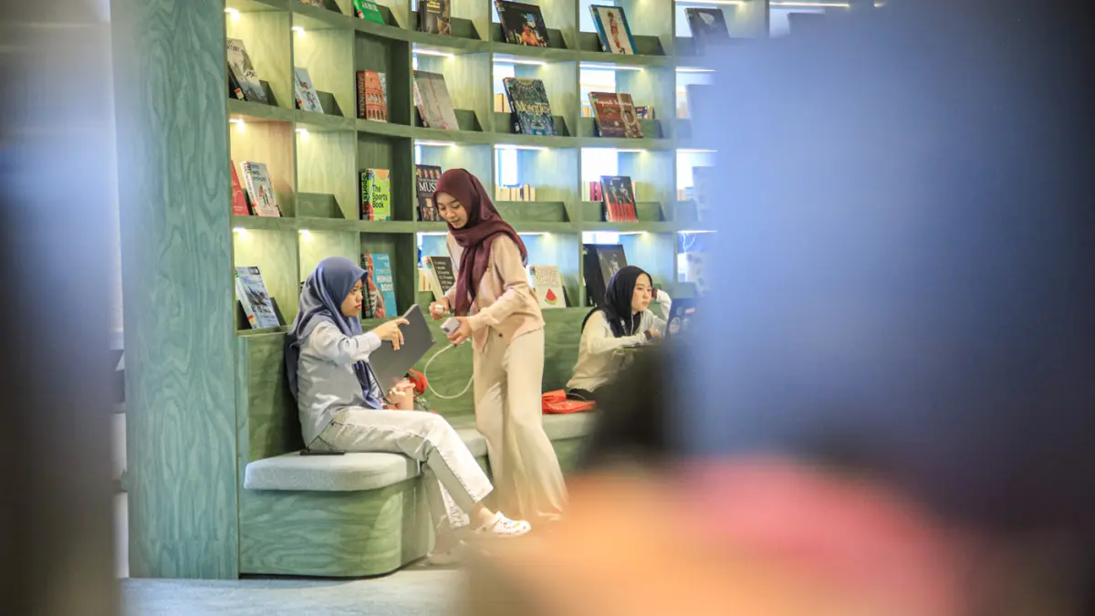 Sejumlah pengunjung melihat museum dan membaca koleksi buku di Perpustakaan Jakarta Nyi Ageng Serang, Jumat (10/07/2026). (Dery Ridwansah/ JawaPos.com)