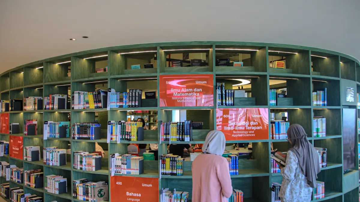 Sejumlah pengunjung melihat museum dan membaca koleksi buku di Perpustakaan Jakarta Nyi Ageng Serang, Jumat (10/07/2026). (Dery Ridwansah/ JawaPos.com)