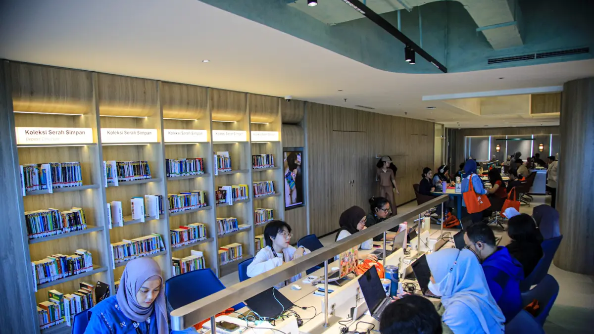 Sejumlah pengunjung melihat museum dan membaca koleksi buku di Perpustakaan Jakarta Nyi Ageng Serang, Jumat (10/07/2026). (Dery Ridwansah/ JawaPos.com)