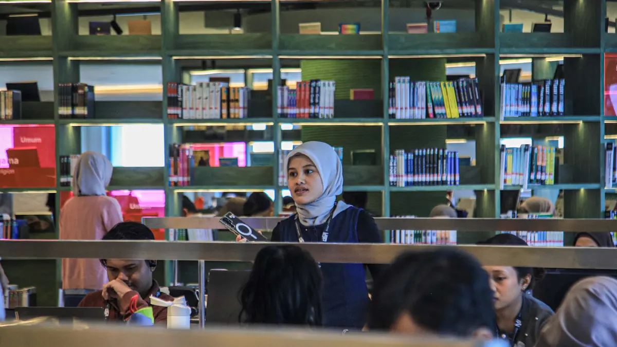 Sejumlah pengunjung melihat museum dan membaca koleksi buku di Perpustakaan Jakarta Nyi Ageng Serang, Jumat (10/07/2026). (Dery Ridwansah/ JawaPos.com)